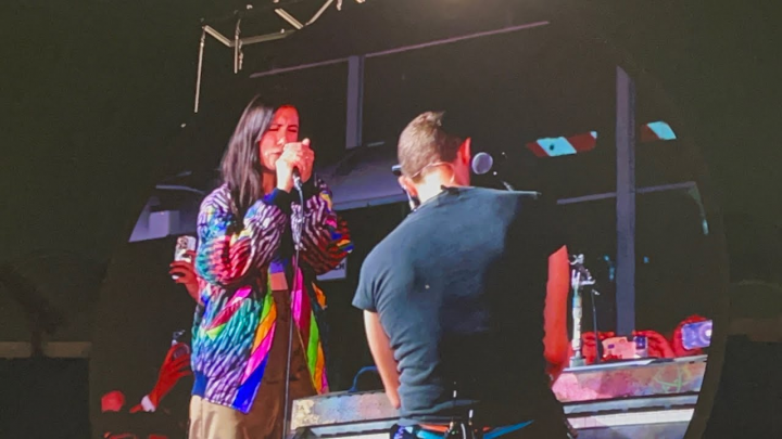 Elisa canta ‘Eppure sentire’ sul palco dei Coldplay a San Siro.